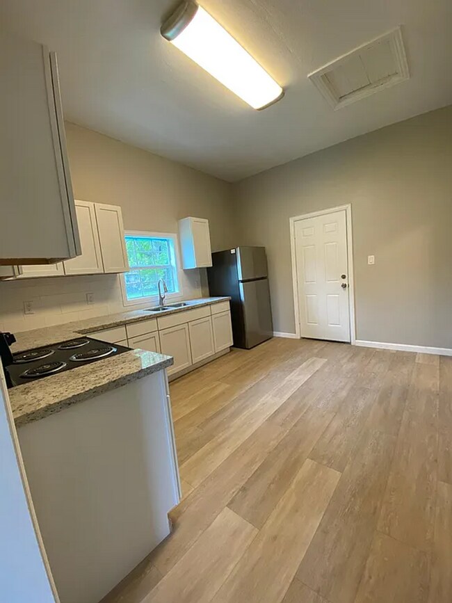 Building Photo - 1850 Grand St