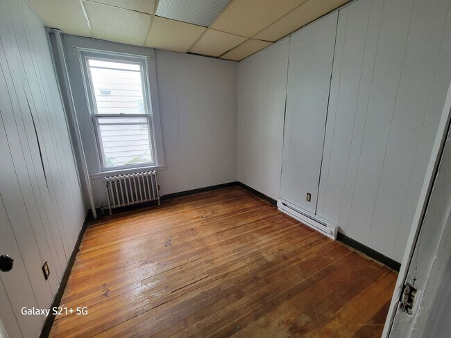 Building Photo - Spacious 3/4 bedroom on a quiet Street