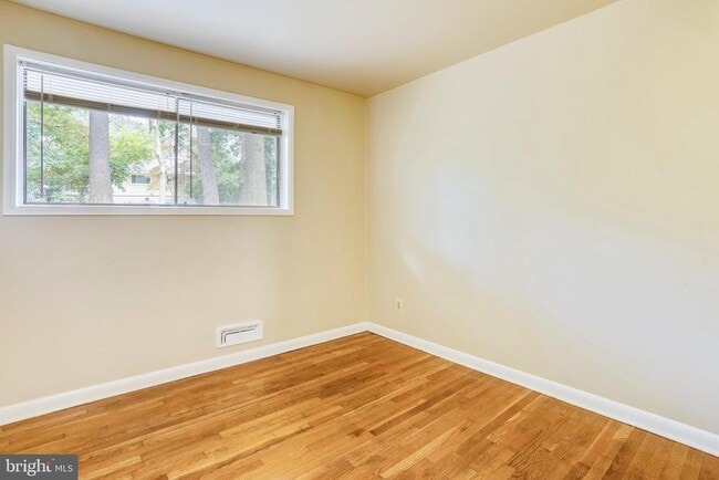 Building Photo - 6048 Rossmore Dr