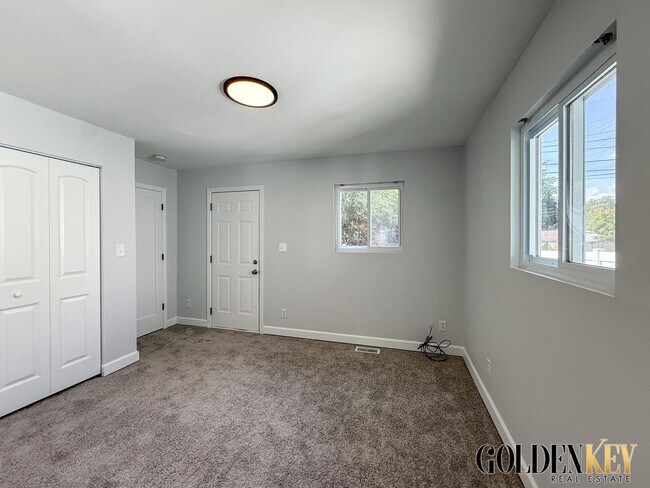 Building Photo - 2082-2084 Vernier