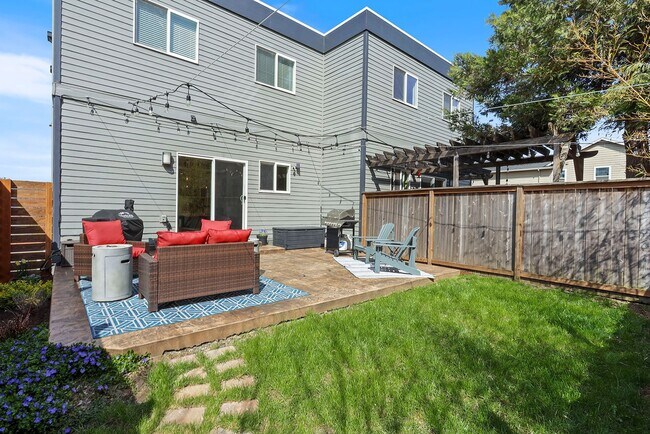 Building Photo - Application Pending - 3 Bedroom Townhouse For Rent In Hood River