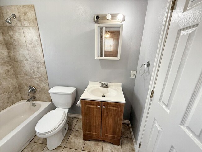 Building Photo - 211 Skyway Dr
