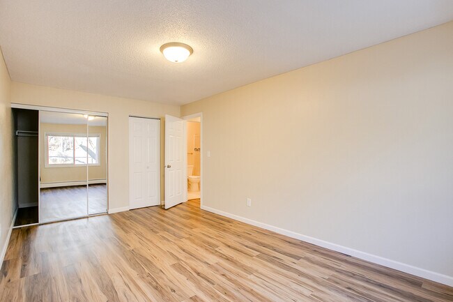 Building Photo - 1337 Arkwright St N