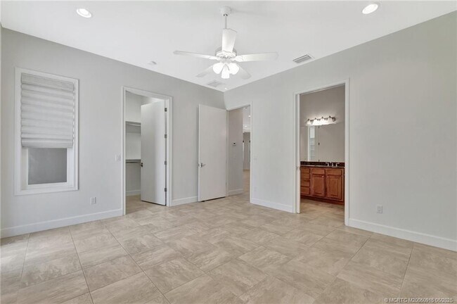 Building Photo - 311 SE Cardinal Way