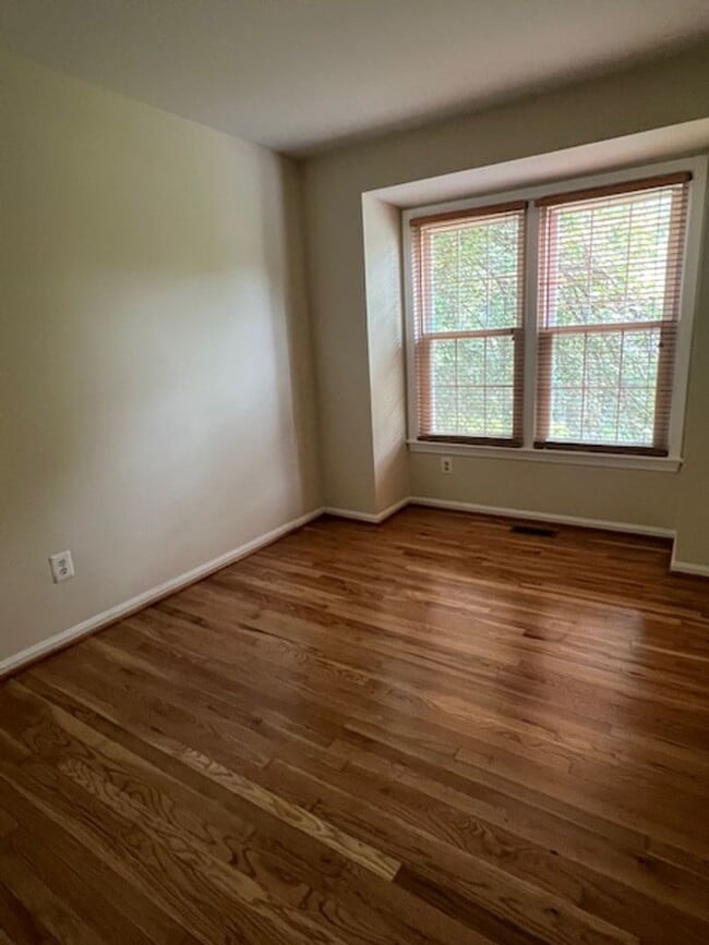 Building Photo - NICE TOWNHOME IN MONTGOMERY VILLAGE WITH F...