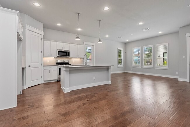 Building Photo - 909 Oak St