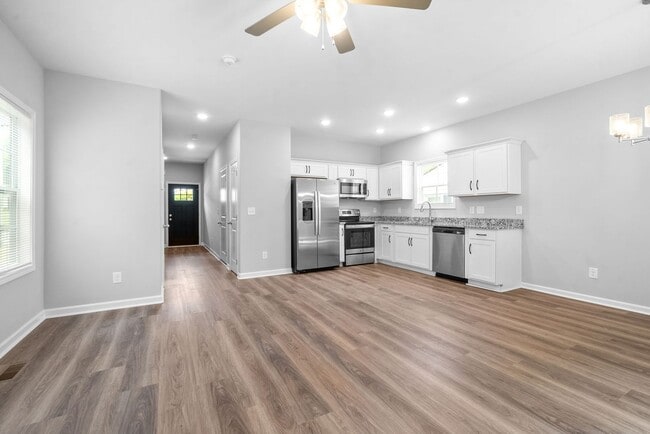 Building Photo - 4 Bedroom Home For Rent Near Downtown Clarksville!