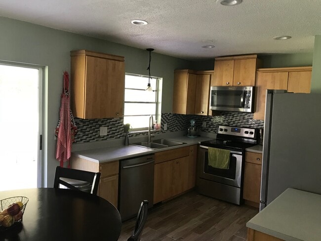 Building Photo - 2671 Azalea Dr