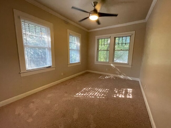 Building Photo - 2bed/1bath Duplex