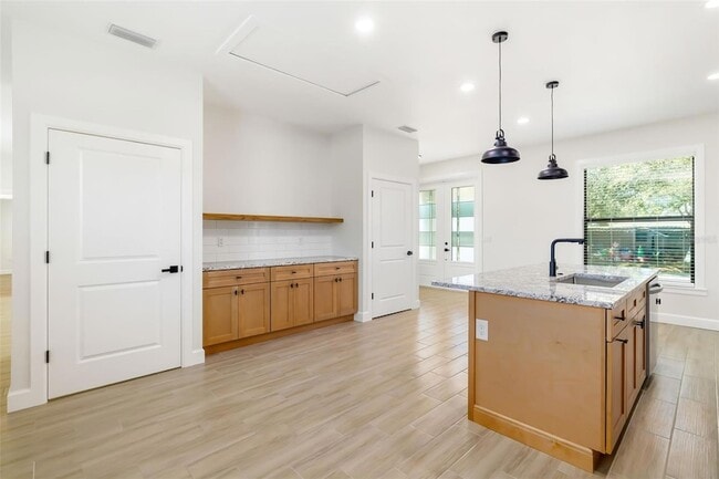 Building Photo - 118 Ruby Ave N