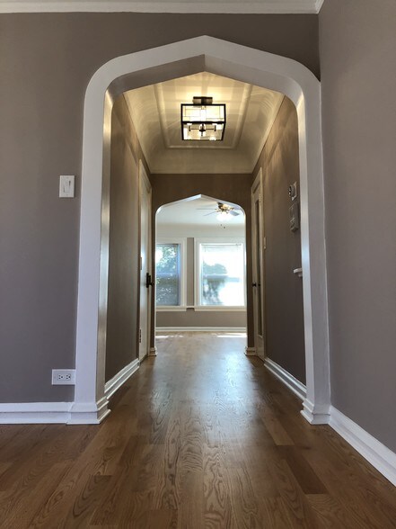 Building Photo - 6441 N Francisco Ave