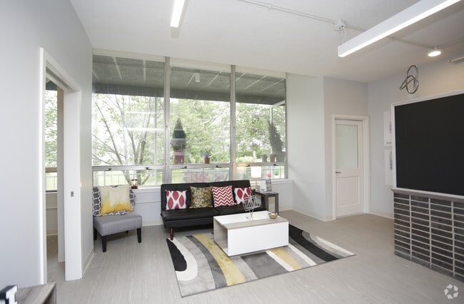 4BR, 1BA - 971 SF - JP II Commons | University Student Suites