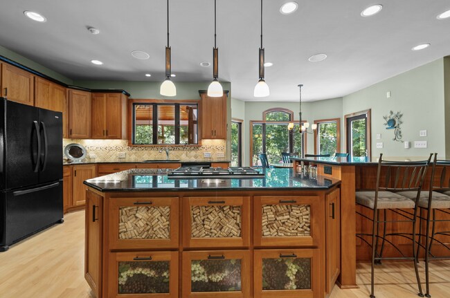 Building Photo - Luxurious 5-Bed Sanctuary with Scenic View...