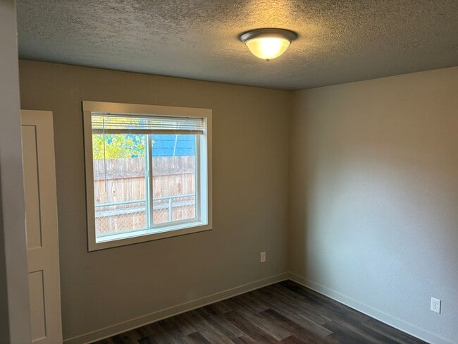 Building Photo - Re-Posting ~ Charming NW Salem Home - accepting applications now!