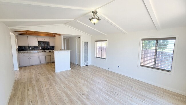 Building Photo - 2 bedroom/1 bath house with beautiful nort...