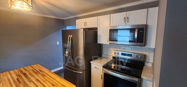 Building Photo - 2113 1st St
