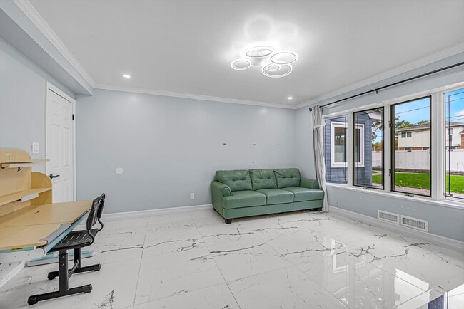 Building Photo - 66 Rockland Dr