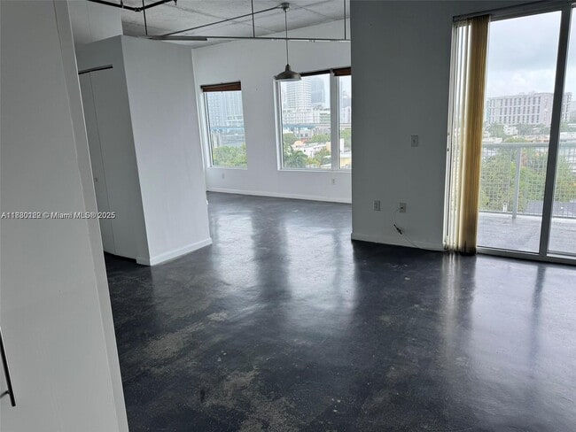 Building Photo - 10 SW South River Dr