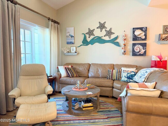 Building Photo - 2 Main St