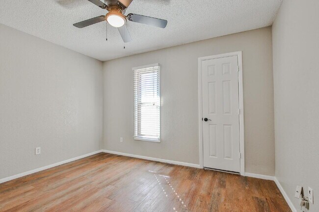 Building Photo - Spacious and Gorgeous 3/2 in Northwest Lub...