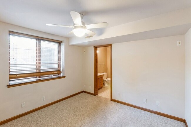 Building Photo - FINISHED BASEMENT WITH FENCED YARD! 4 Bedroom, 3.5 Bathroom Home in Ames