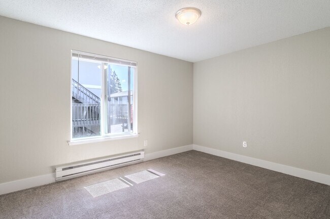 Building Photo - Open Concept Townhome with Balcony