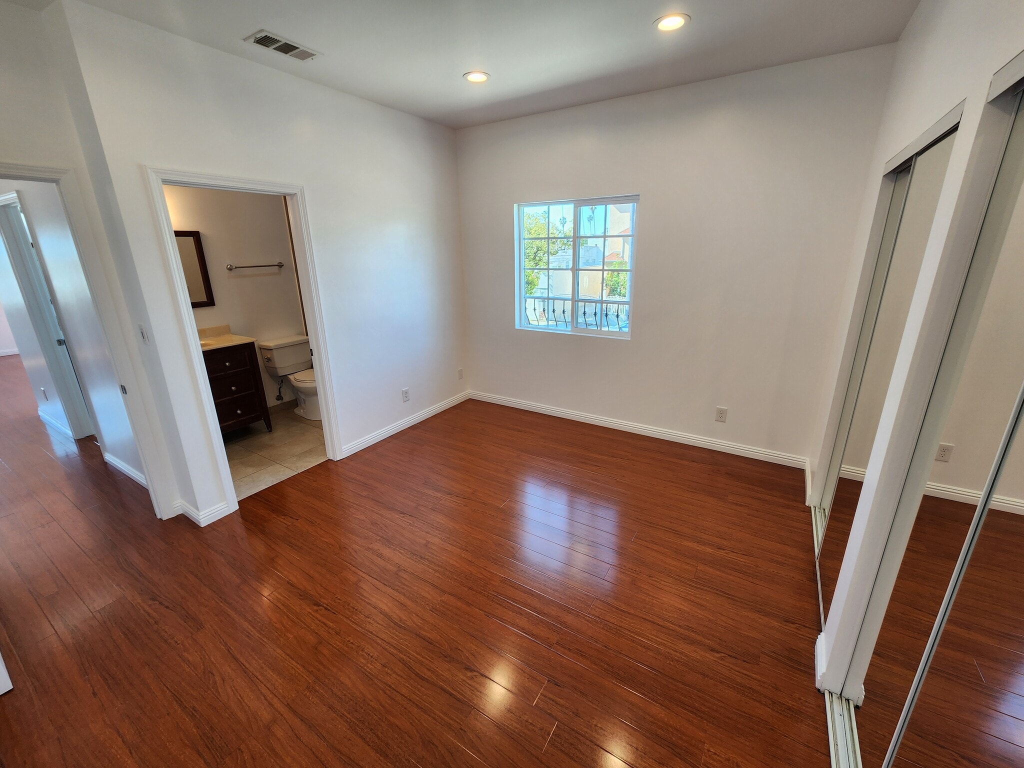 Building Photo - 1516 1/2 N Kingsley Dr