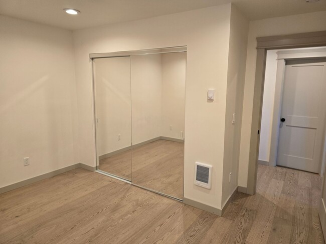 Building Photo - 1bed 1bath Home in Tacoma with lots of parking and W/D