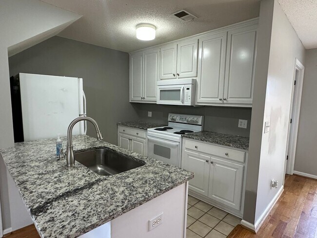 Building Photo - 2 bedroom/1.5 bath end unit townhome in gr...
