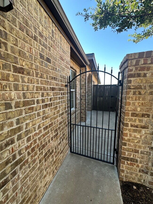 Building Photo - Beautifully Maintained Duplex - Lease Only