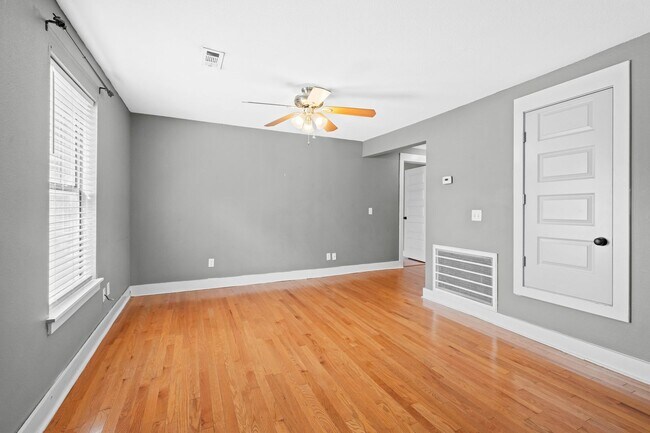 Building Photo - Beautiful home located in the heart of Fayetteville