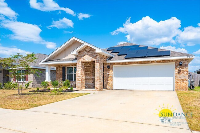 Building Photo - Stunning 4 Bedroom Home in Crestview! -Sol...