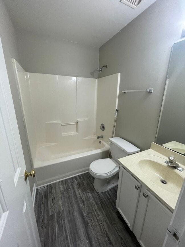 Building Photo - Must see this beautiful 3 bedroom 2.5 bath...