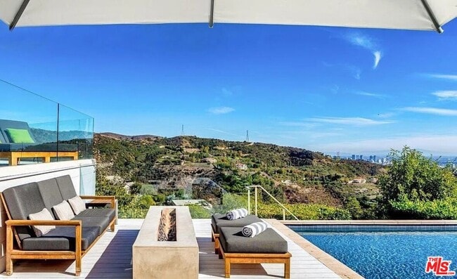 Building Photo - 2528 Westridge Rd