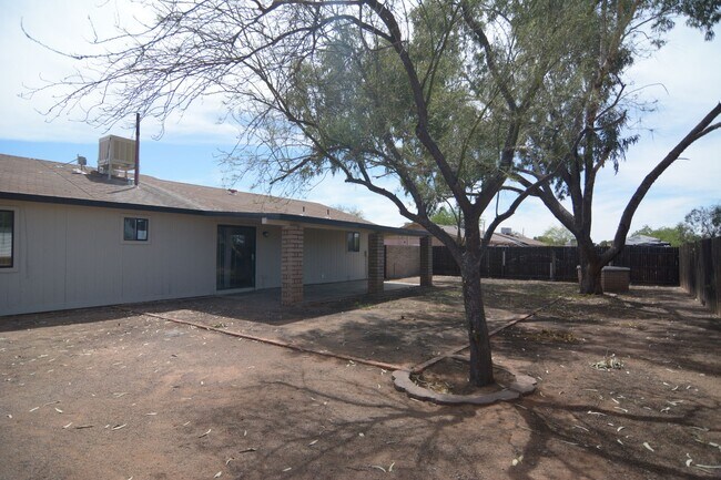 Building Photo - Updated 3 Bedroom 2 Bath Home! Southwest Tucson Location!