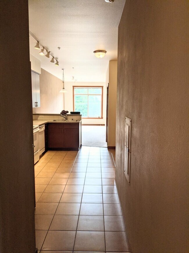 Building Photo - Centrally Located Condo