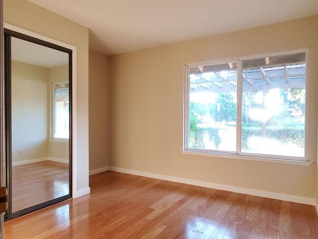 Building Photo - Cute Single Family Home, Fresh Paint, Wood...