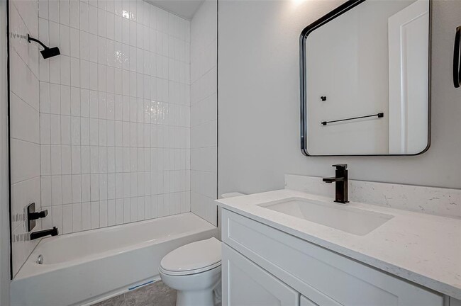 Building Photo - 1222 W 24th St