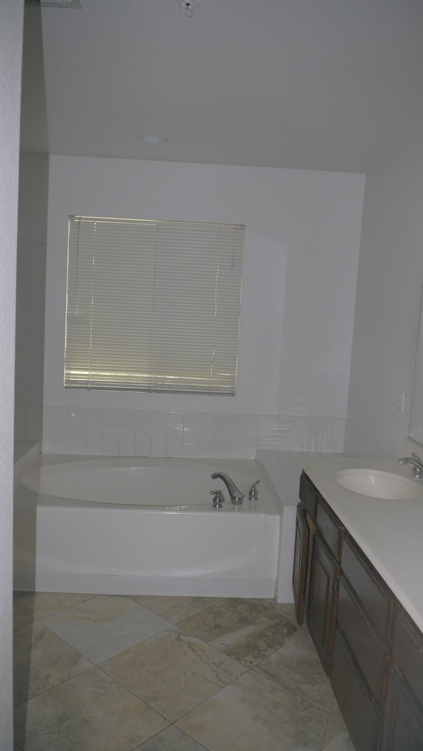 Building Photo - Stunning 3 Bed 3 Bath Duplex in Placentia with Open Floor Plan and Vaulted Ceilings.