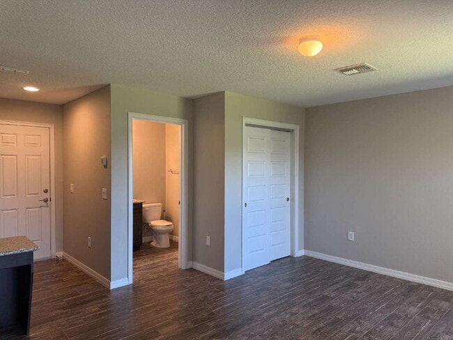 Building Photo - Beautiful and Spacious 3/2 with Separate Entrance 1/1 In-Law Suite, RV Parking
