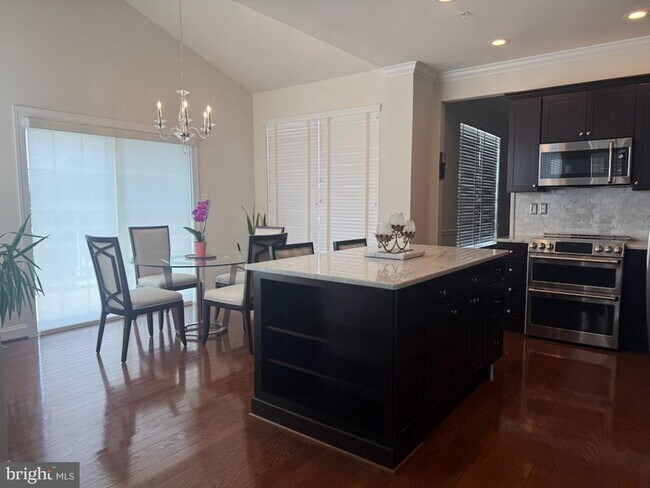 Building Photo - Beautiful, spacious colonial available for rent July 31st!