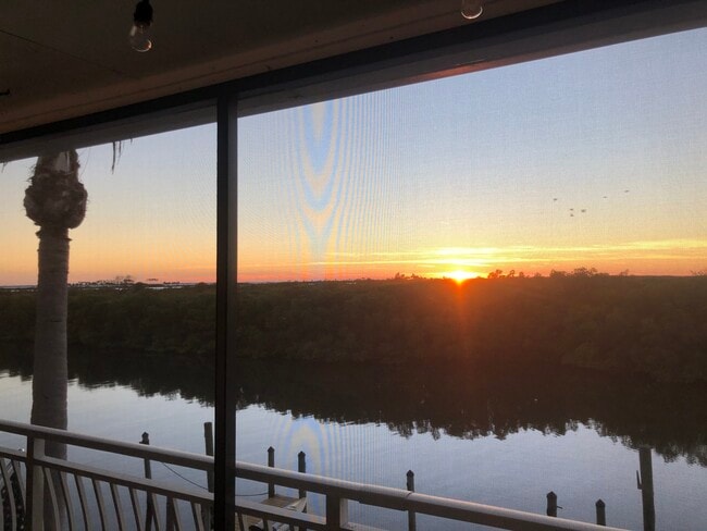 Building Photo - 8815 Bay Pointe Dr