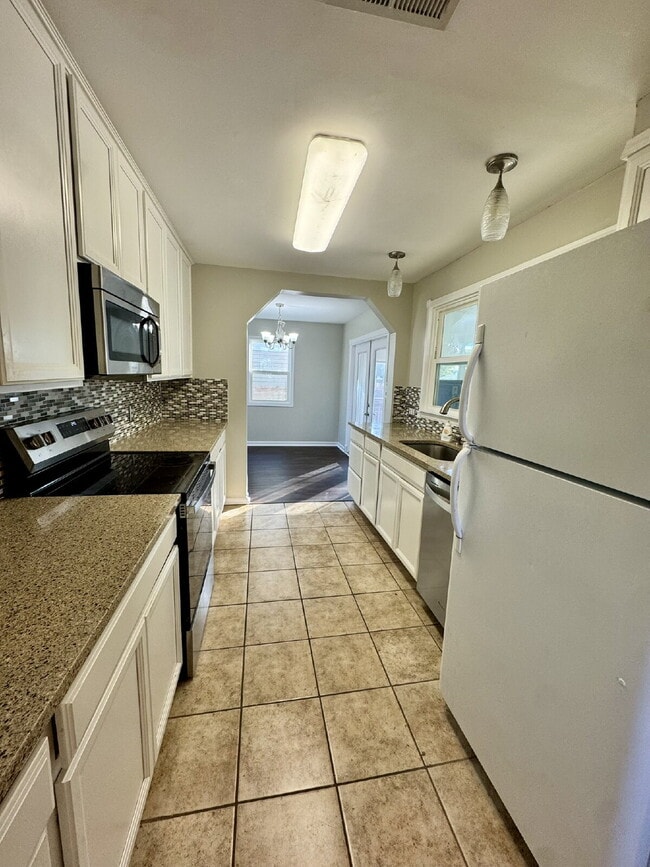 Building Photo - FRESHLY PAINTED 4 bedroom home in Lynn Haven!