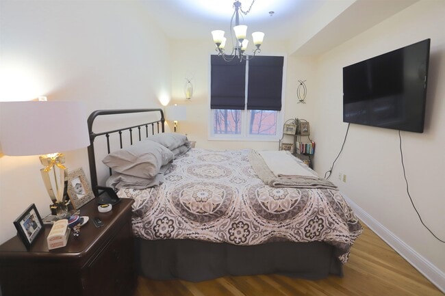 Building Photo - 915 Madison St