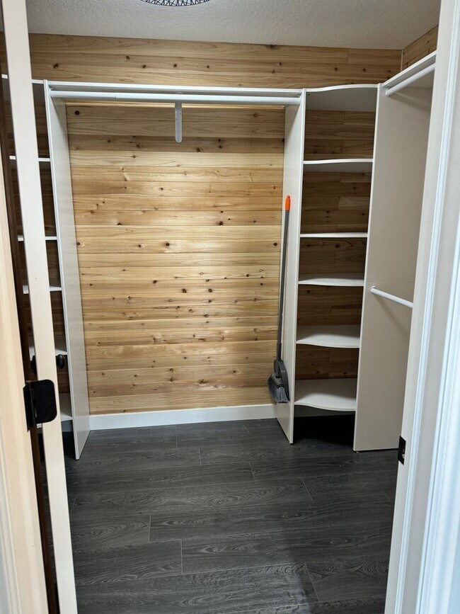 Building Photo - Townhouse with Spacious layout and convien...