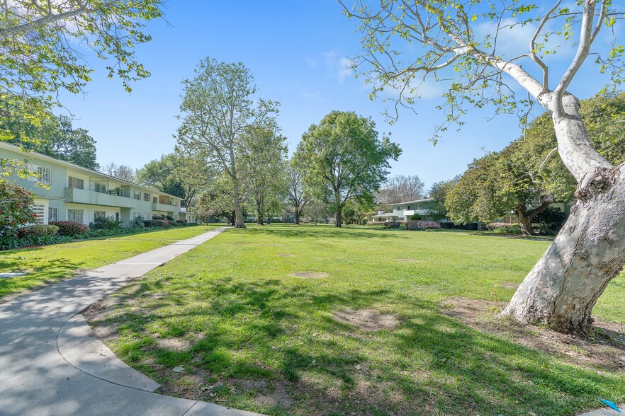 Building Photo - 5146 Village Grn