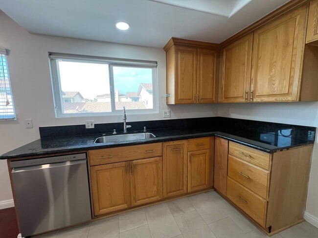 Building Photo - Large 3 bedroom townhome available in Buena Park