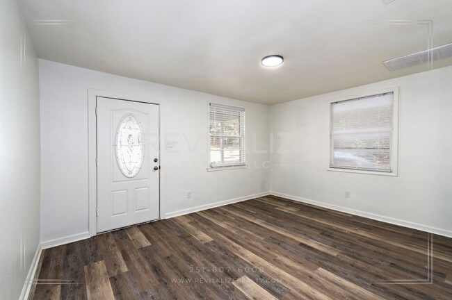 Building Photo - Updated Brick 3 Bed 1 Bath Home with Huge Yard on Quiet Street!