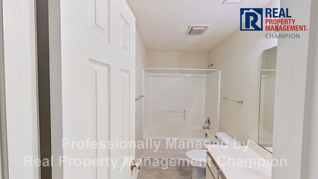 Building Photo - 3 Bedroom Townhome near Monkey Junction