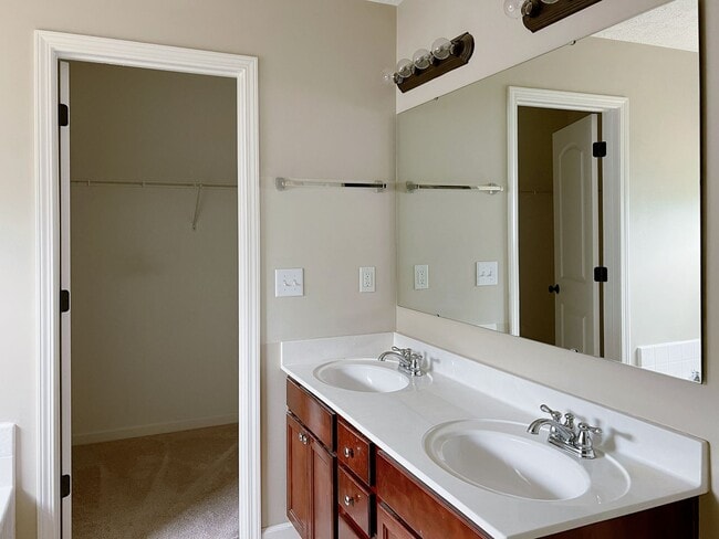 Building Photo - Charming 4-Bed Home in Blackthorne Subdivision - Cul-de-Sac Location!